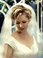 Kelly im Brautkleid