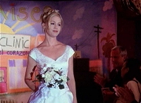 Kelly im Brautkleid