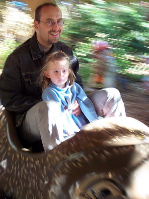 [Harry und Saskia fahren in einem Igel, 24.10.2004]